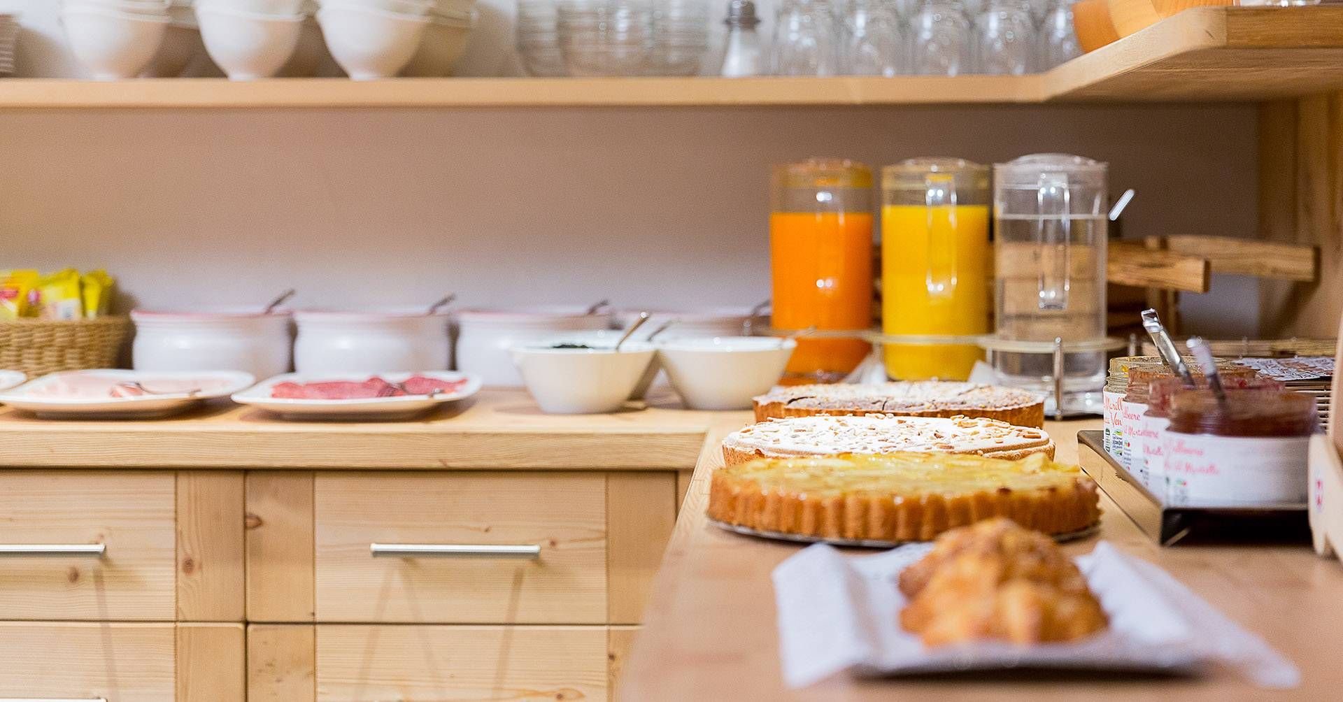 Buffet della colazione con torte, brioche e succhi di frutta