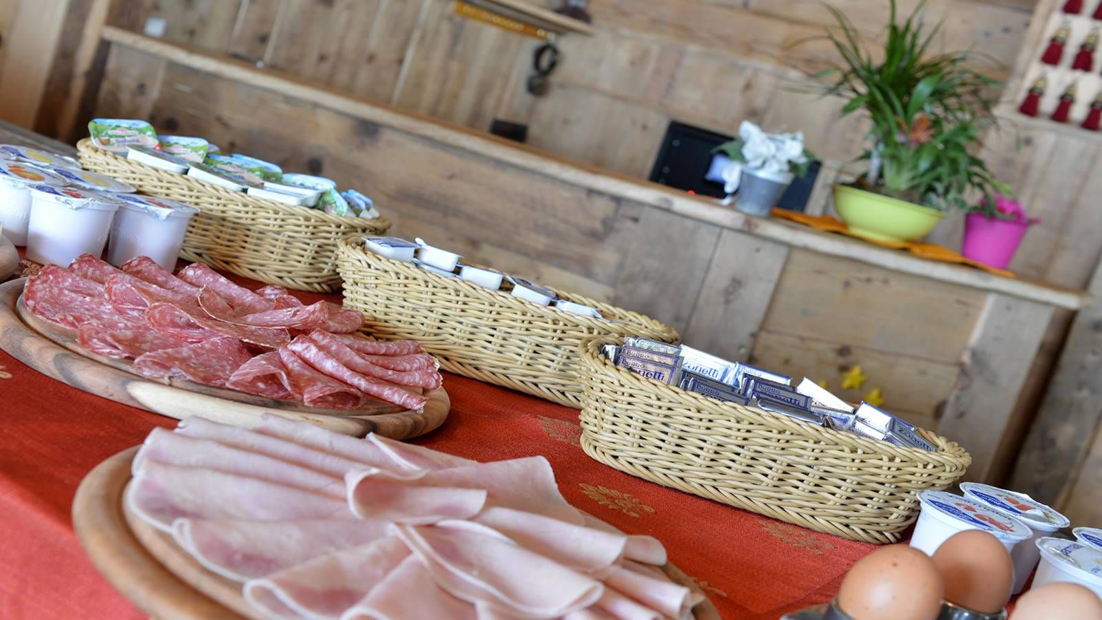 Salumi, formaggi e uova al buffet della colazione