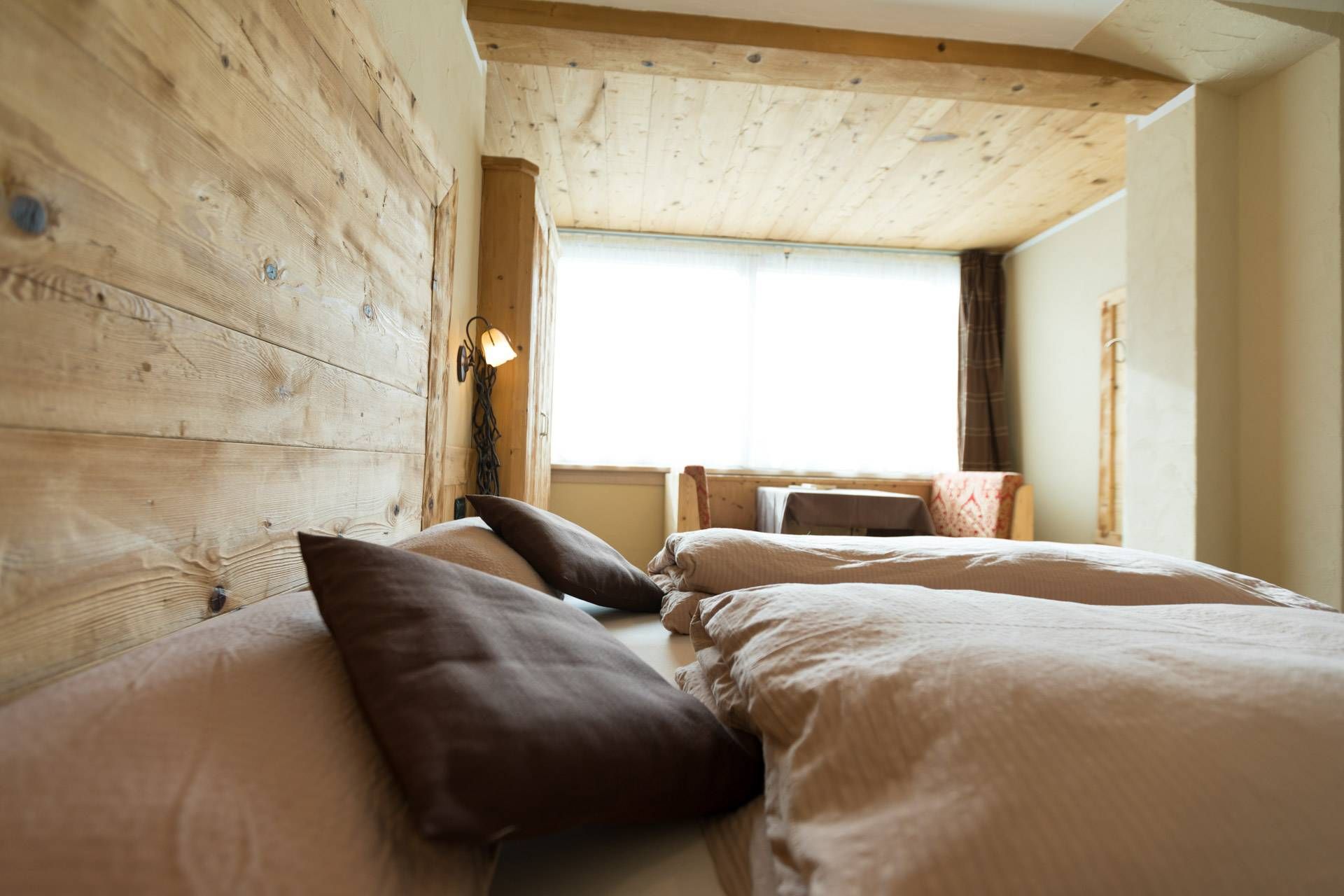 Letto con cuscini e luce naturale dalla finestra