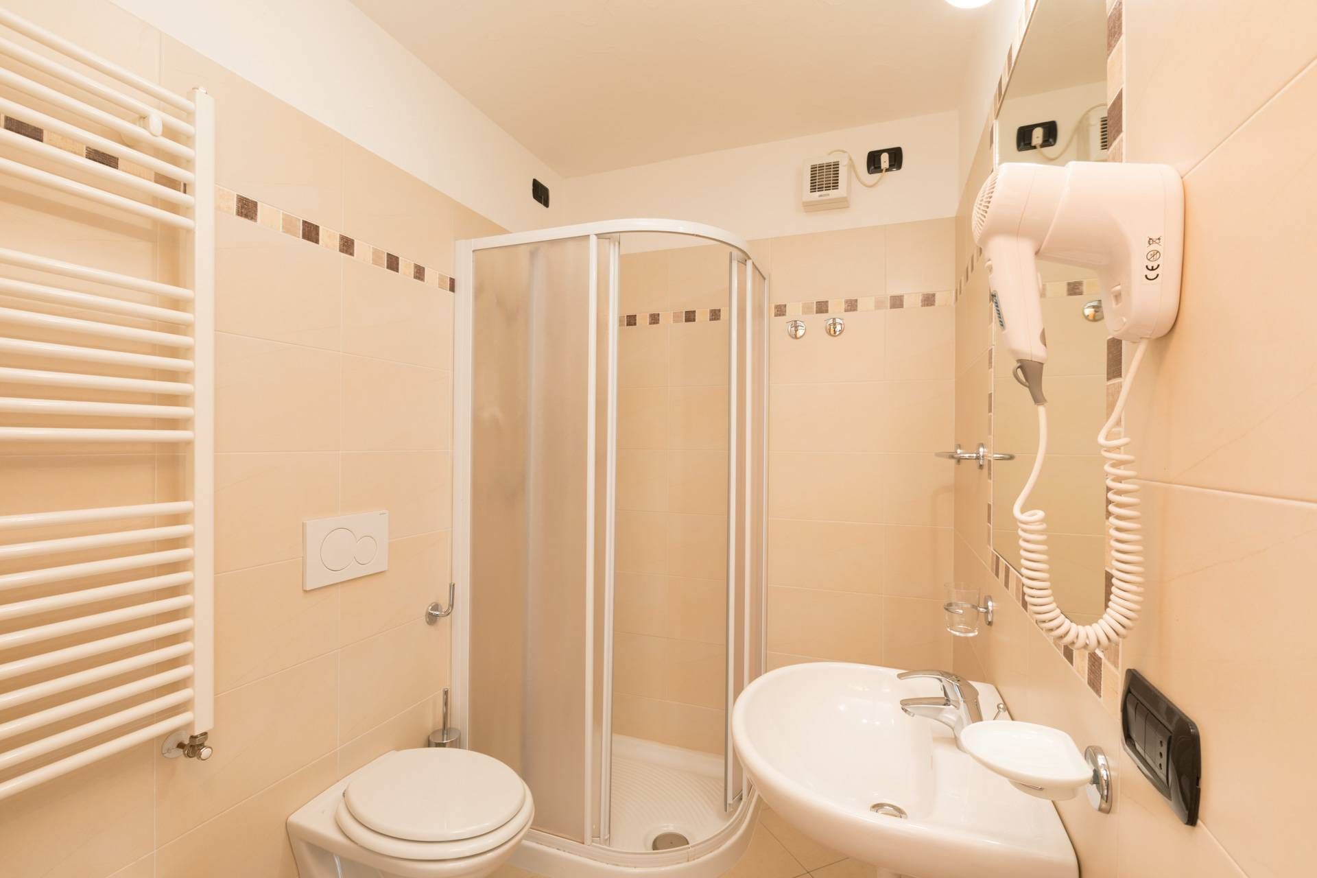 Bagno della camera Easy con doccia e asciugacapelli