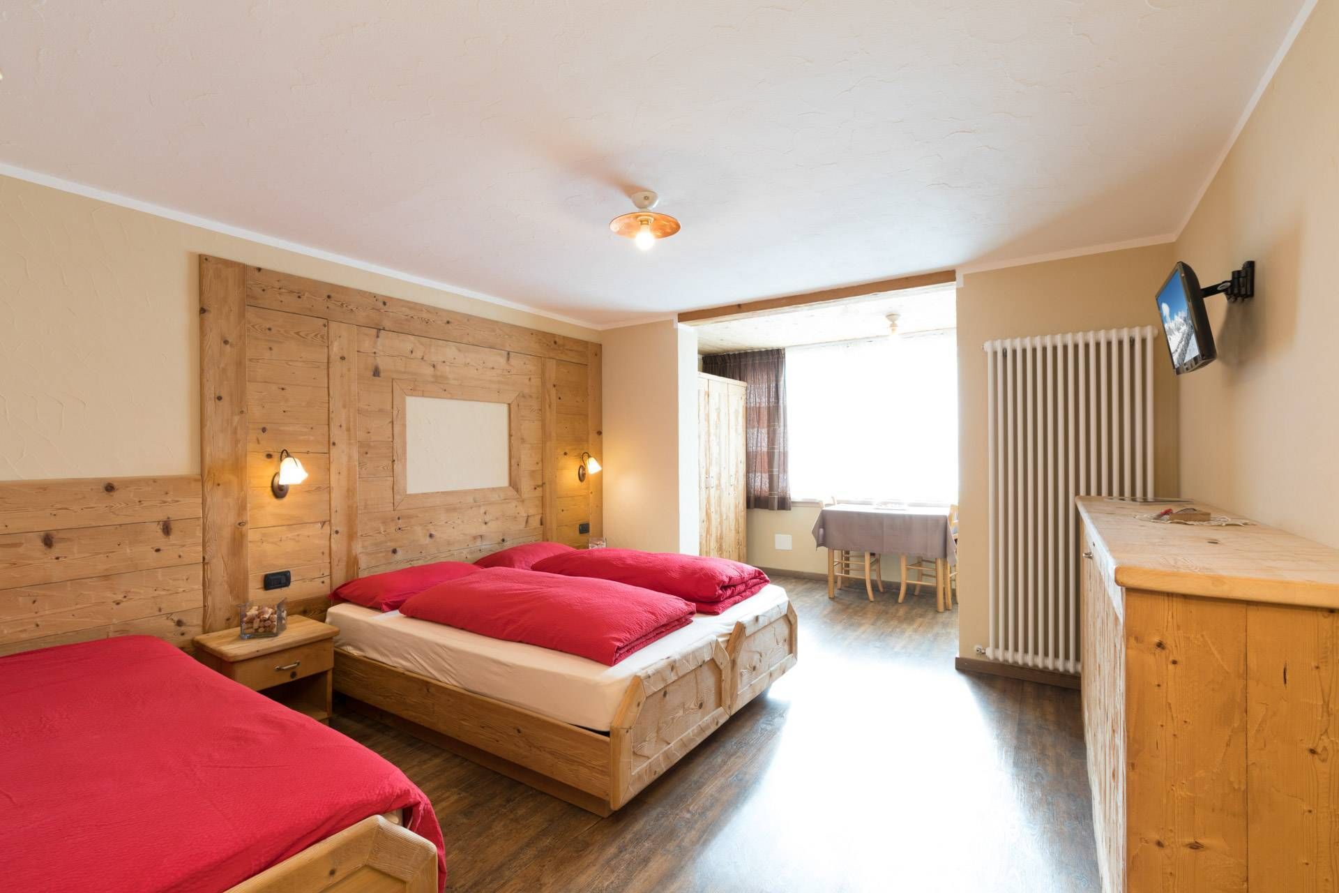 Camera Easy con letto matrimoniale e letto singolo, piumoni rossi