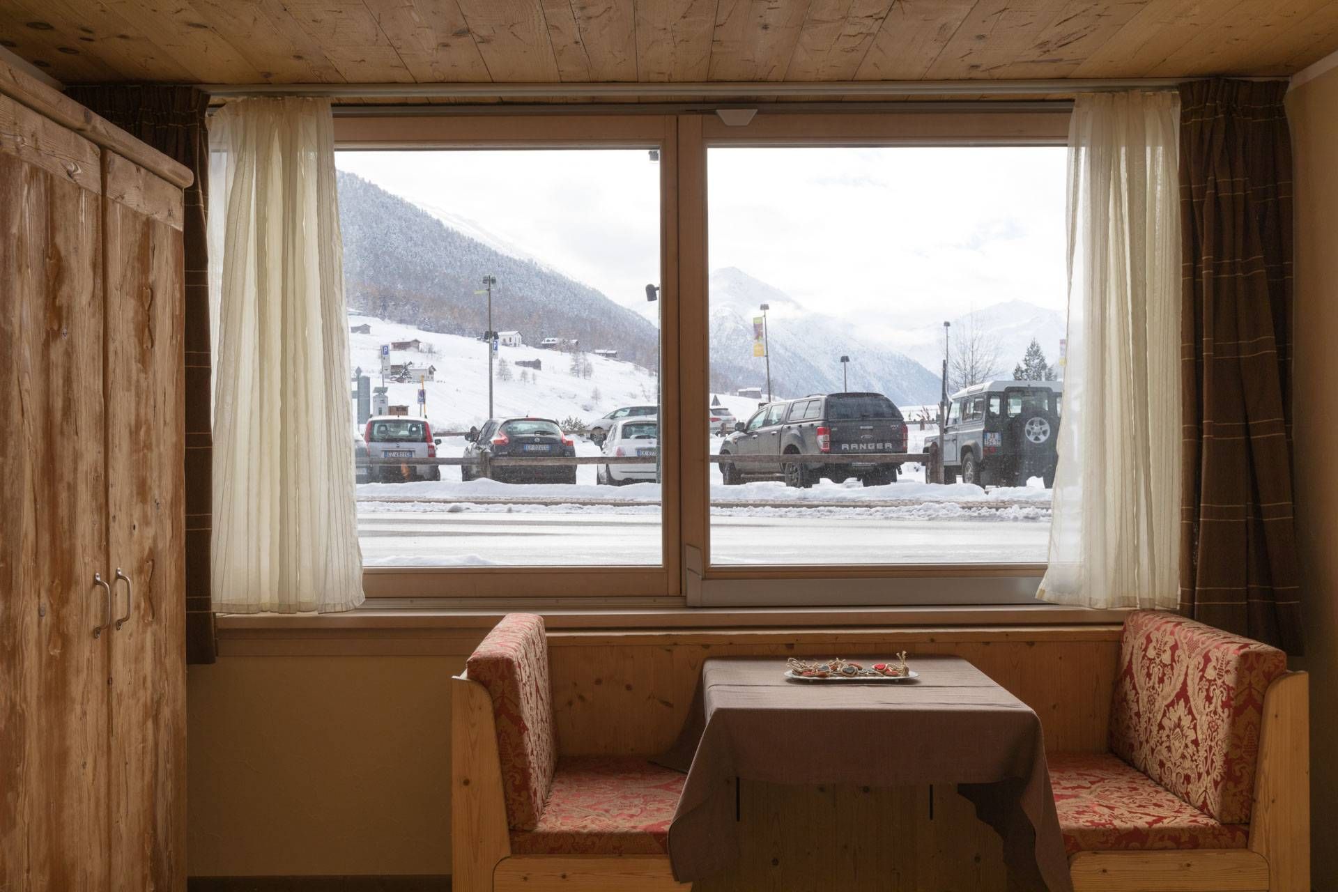 Angolo con panca e tavolino, vista sulla strada innevata