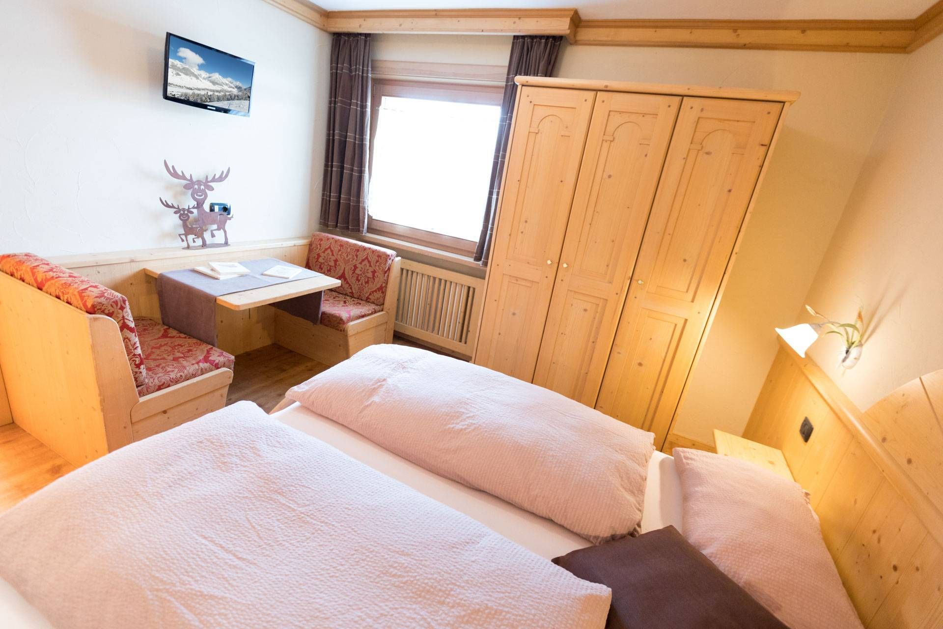 Seconda camera Family con letto matrimoniale e armadio in legno