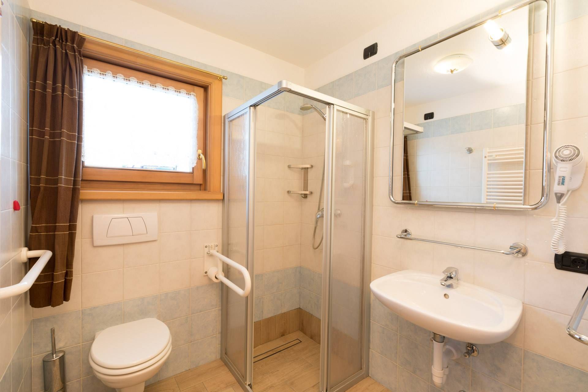 Bagno in comune della camera Family con doccia