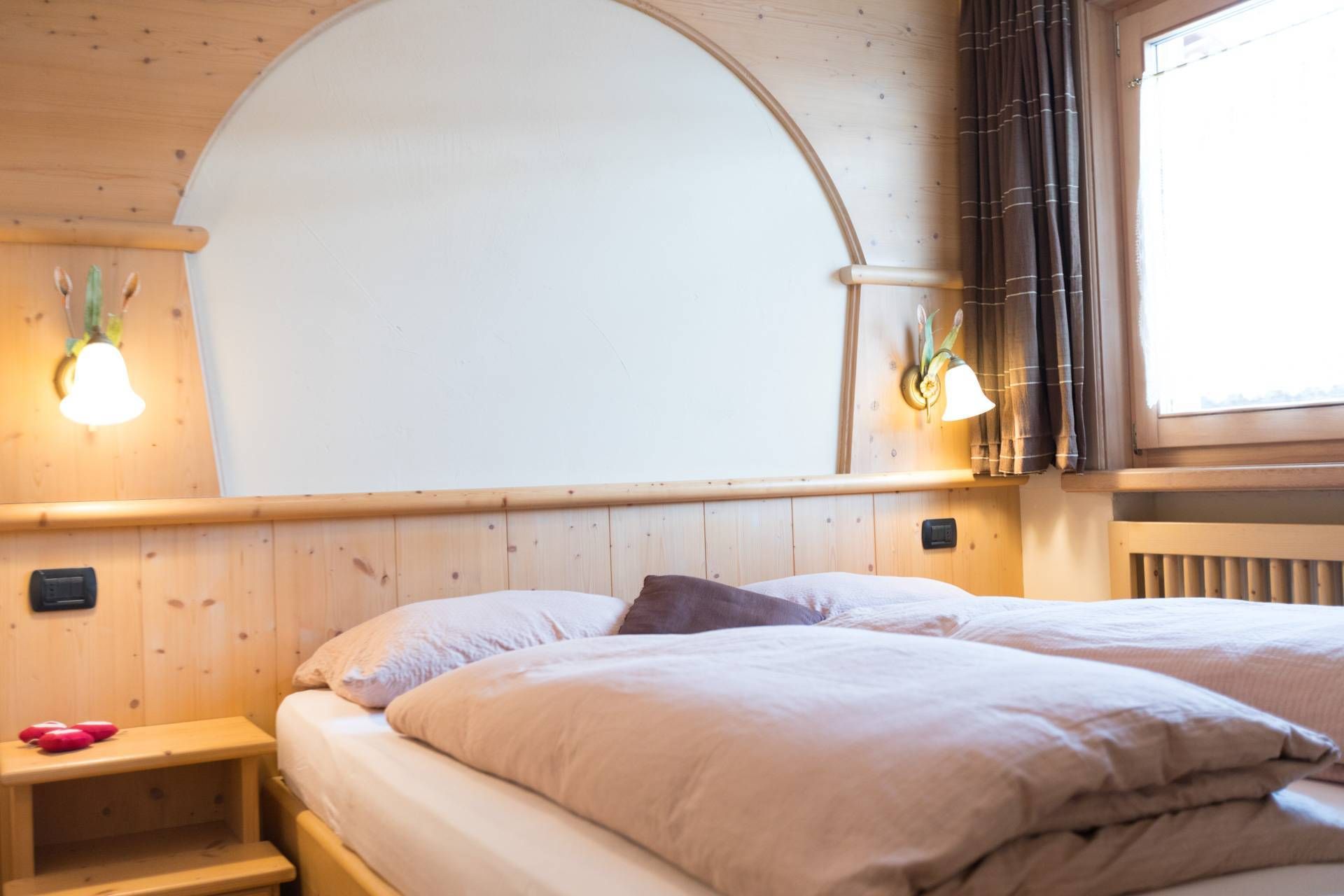 Letto matrimoniale con applique in legno