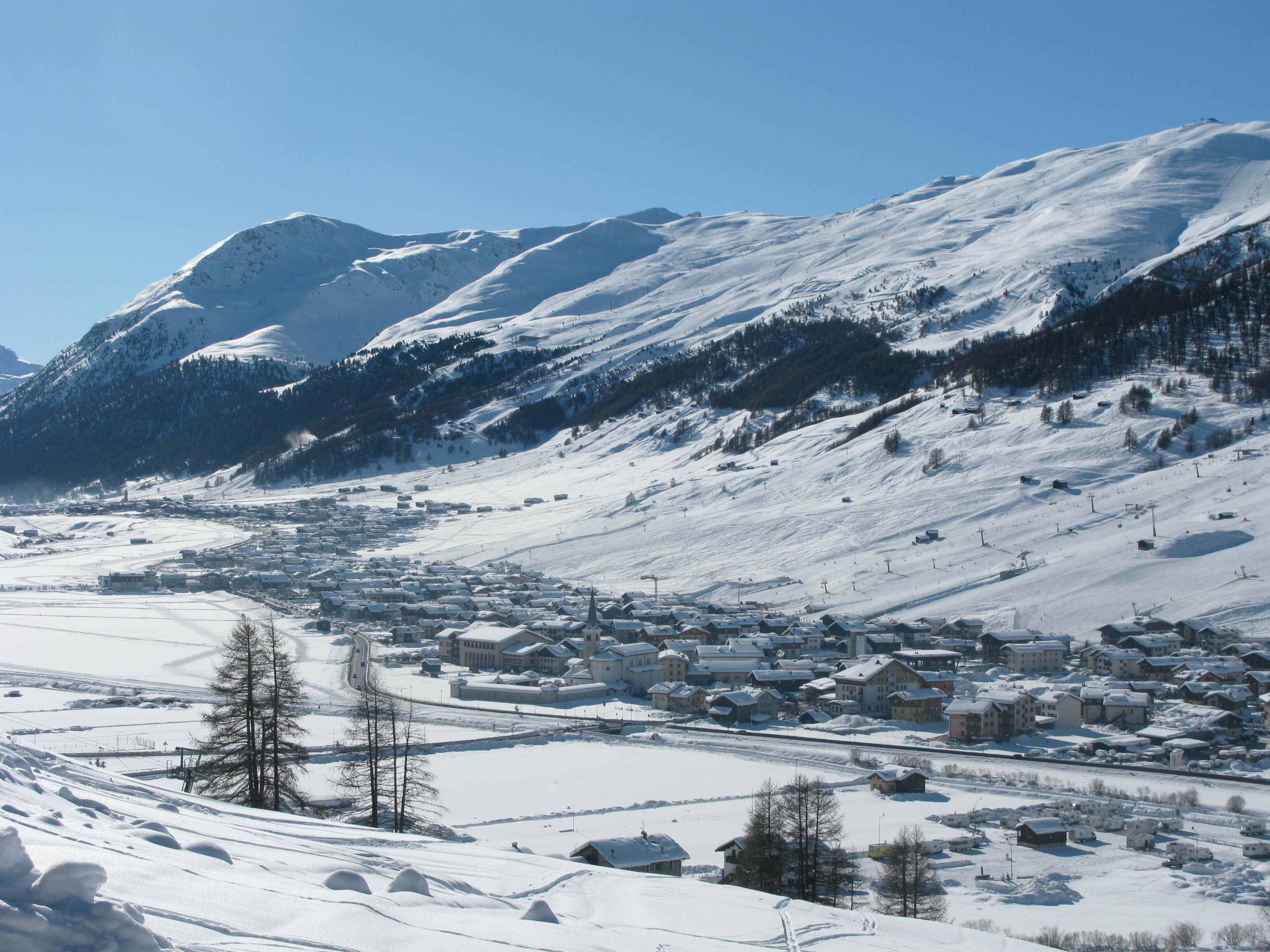 Livigno d’inverno: il paese nella valle innevata sotto le montagne