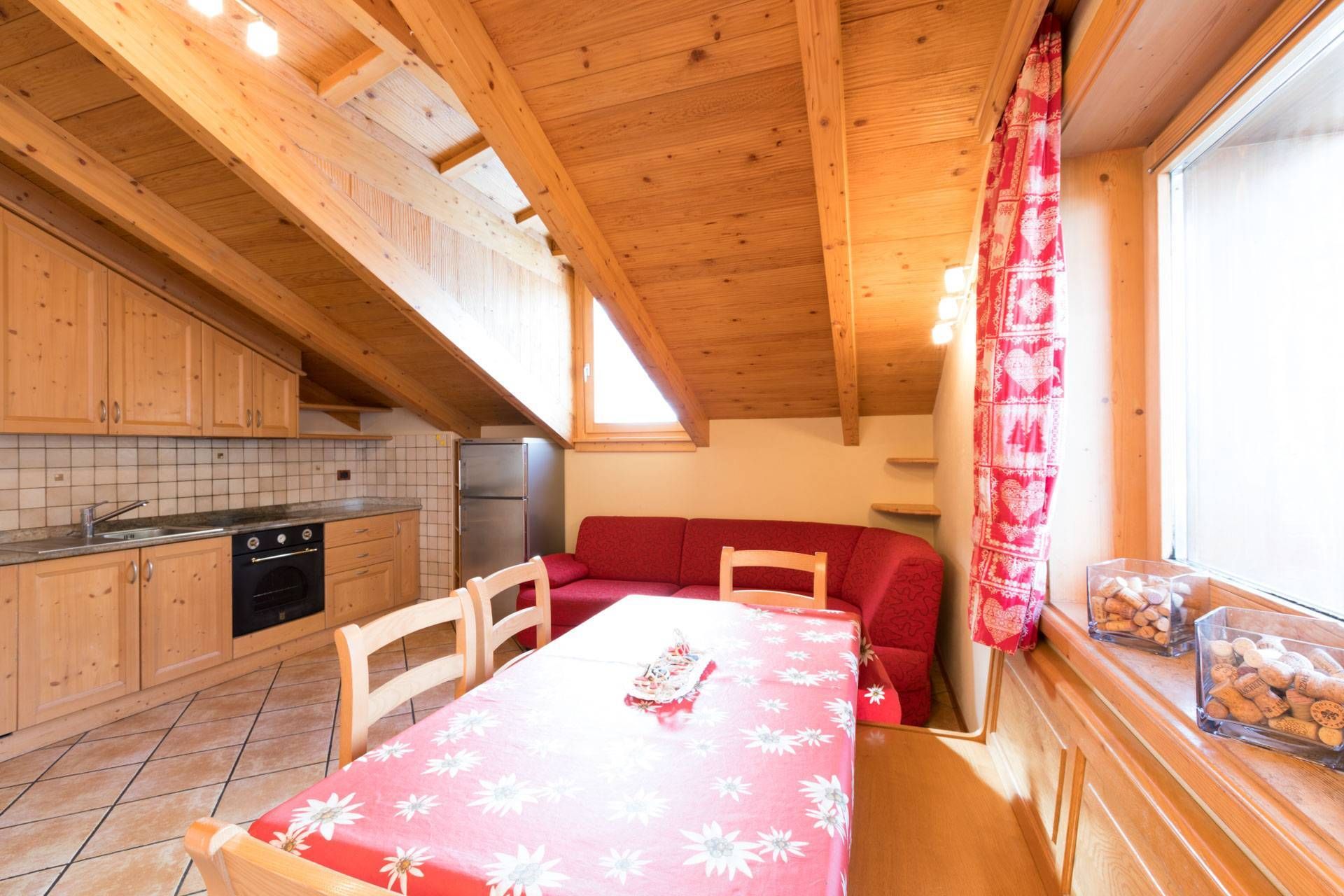 Cucina in legno e zona pranzo nella Mansarda
