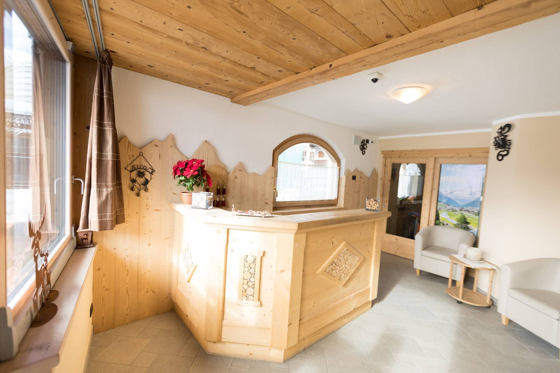 Reception in legno dell’Hotel Champagne con stelle di Natale