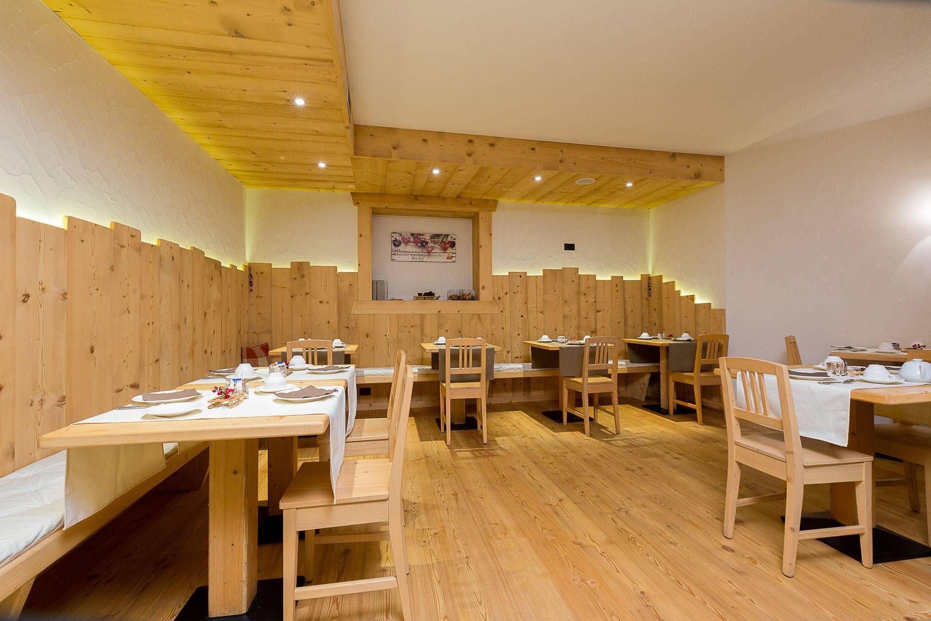 Sala colazione in legno chiaro dell’Hotel Champagne