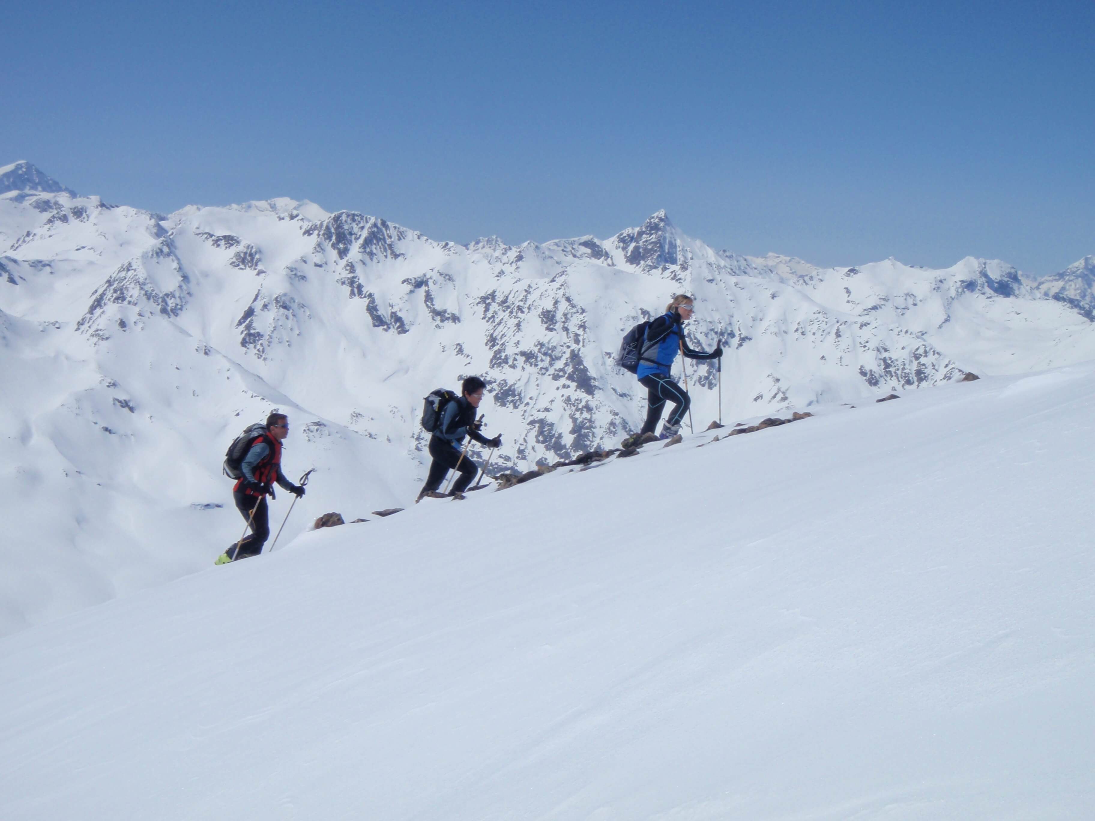 Sciatori in salita su un pendio innevato sopra Livigno