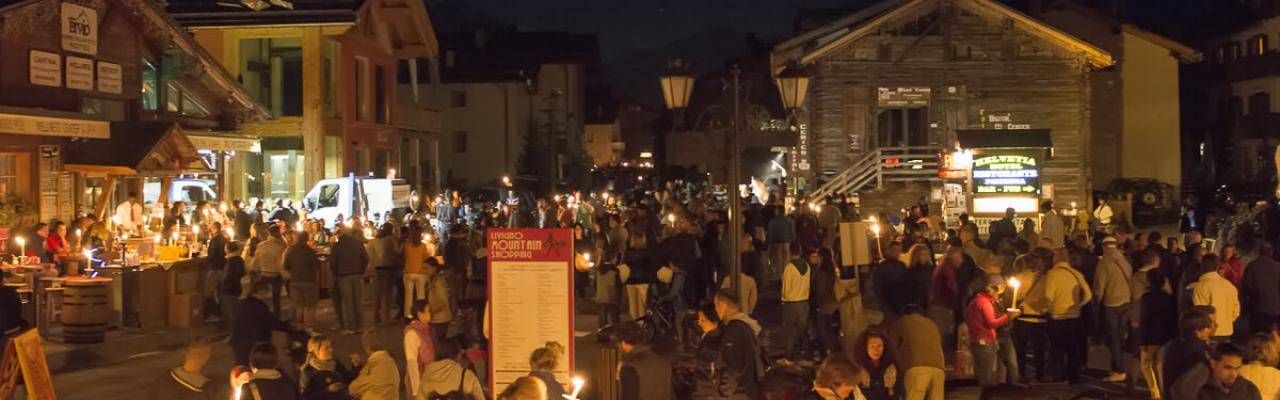 Zona pedonale di Livigno con negozi e ristoranti