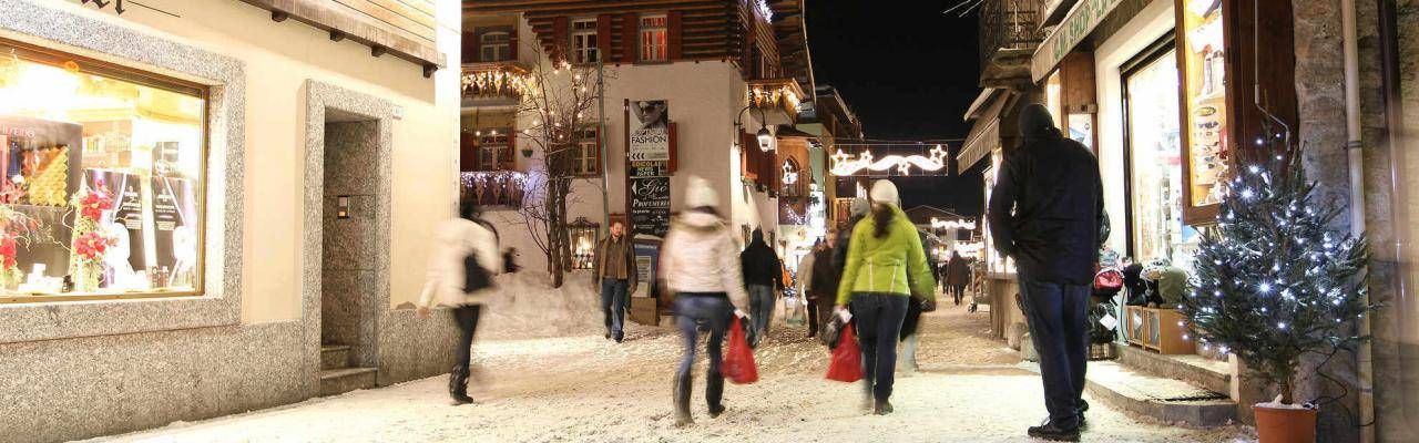 Via dello shopping di Livigno illuminata la sera
