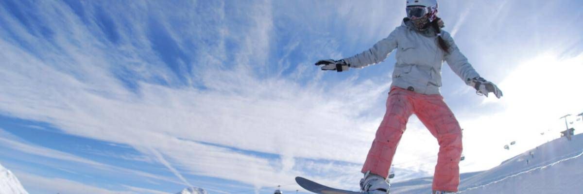 Snowboarder in salto contro il cielo blu di Livigno