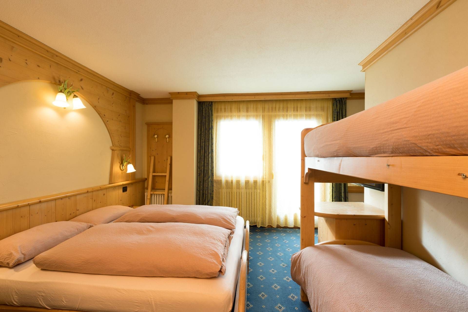 Camera con letto a castello in legno chiaro