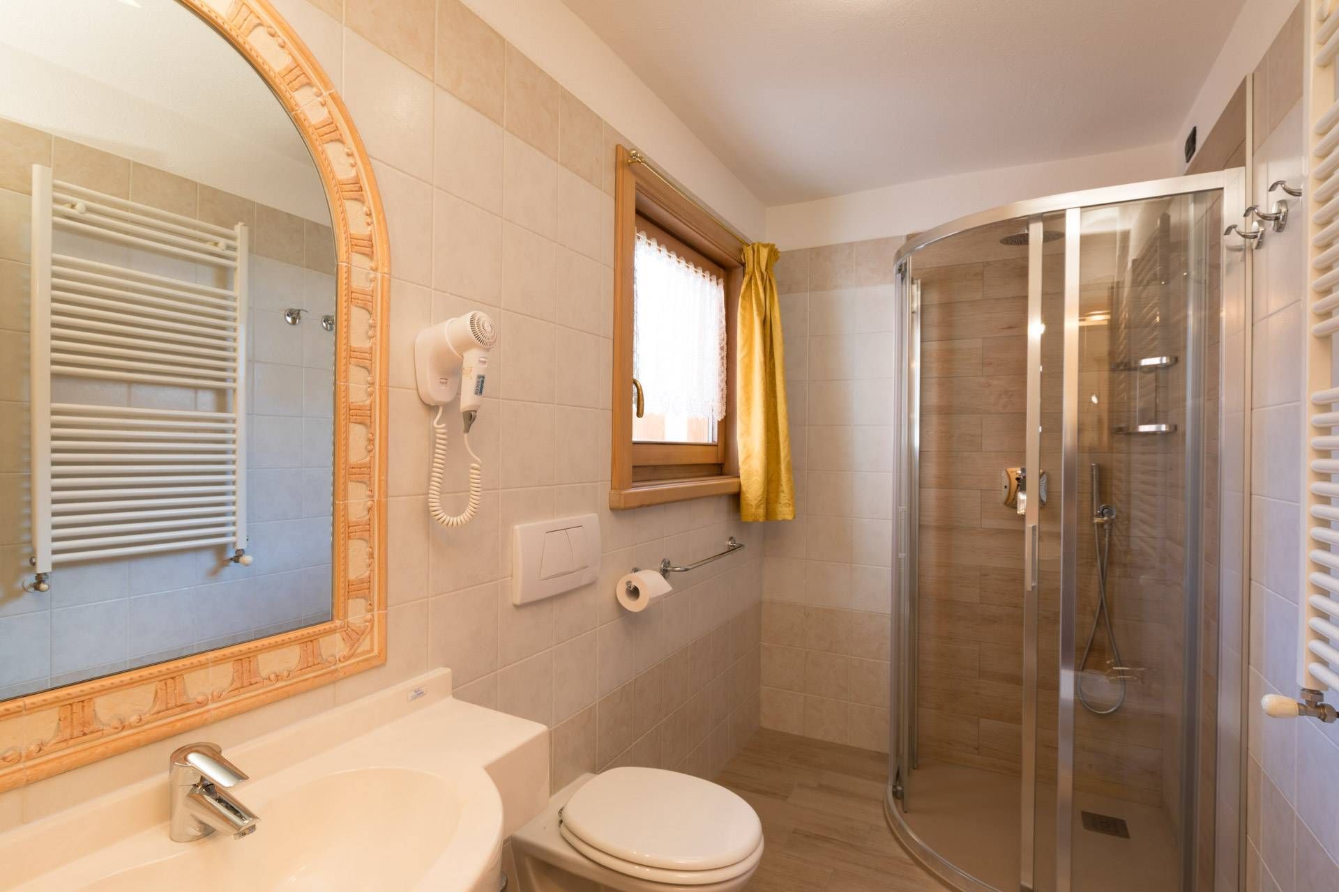 Bagno della camera Standard con doccia