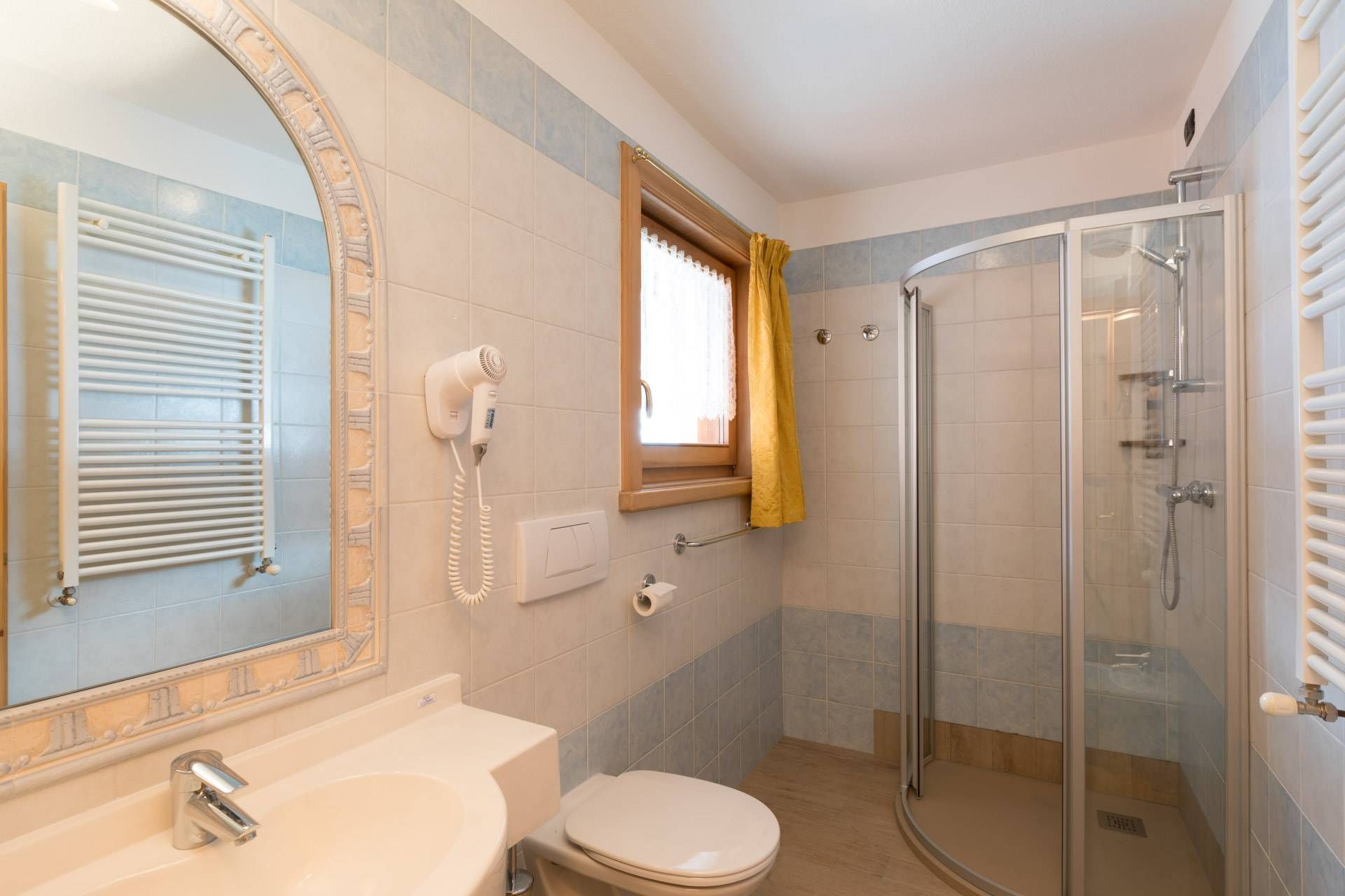 Bagno con box doccia in vetro