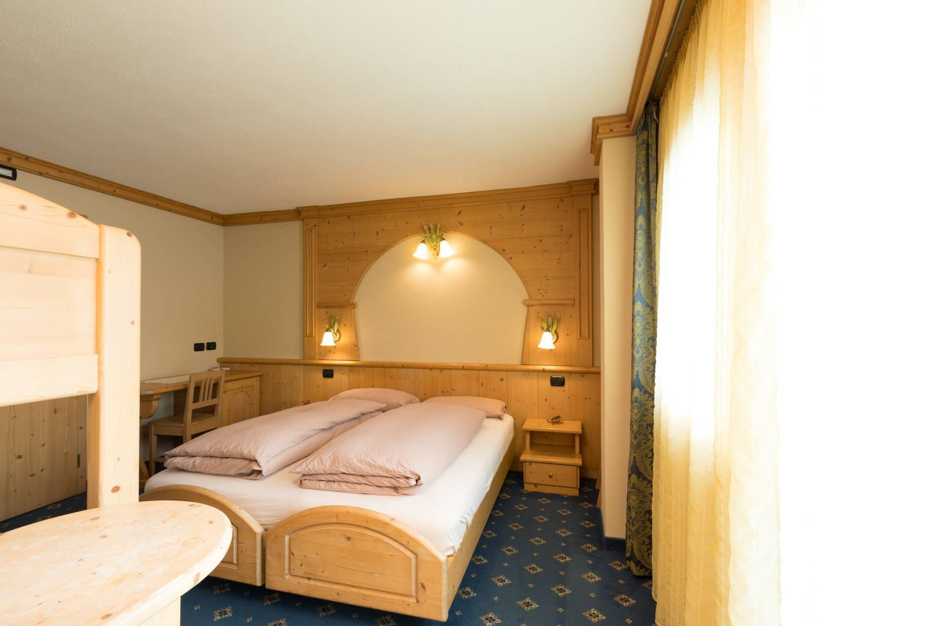 Camera con letto a castello e letto matrimoniale